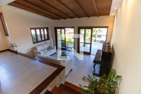 Sala de casa de condomínio à venda com 5 quartos, 300m² em Itaipu, Niterói