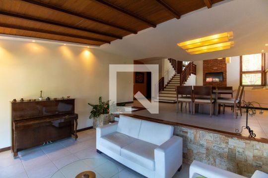 Sala de casa de condomínio à venda com 5 quartos, 300m² em Itaipu, Niterói