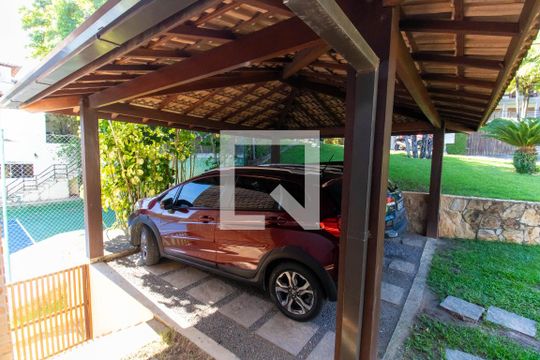 Garagem de casa de condomínio à venda com 5 quartos, 300m² em Itaipu, Niterói