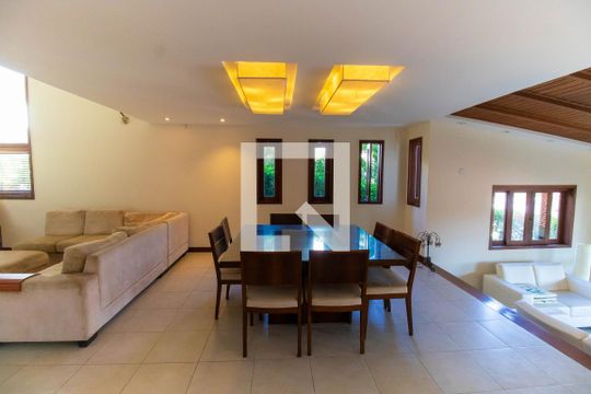 Sala de casa de condomínio à venda com 5 quartos, 300m² em Itaipu, Niterói