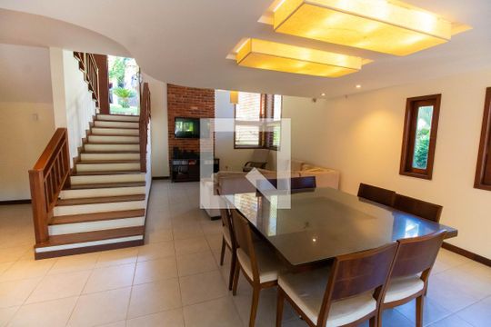 Sala de casa de condomínio à venda com 5 quartos, 300m² em Itaipu, Niterói