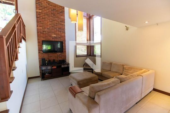 Sala de casa de condomínio à venda com 5 quartos, 300m² em Itaipu, Niterói