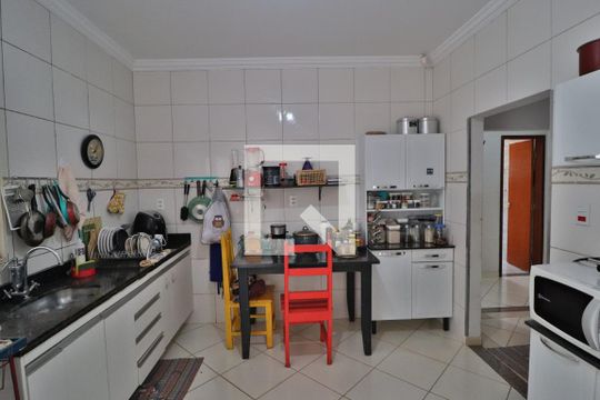 Cozinha de casa para alugar com 3 quartos, 160m² em Santa Mônica, Uberlândia