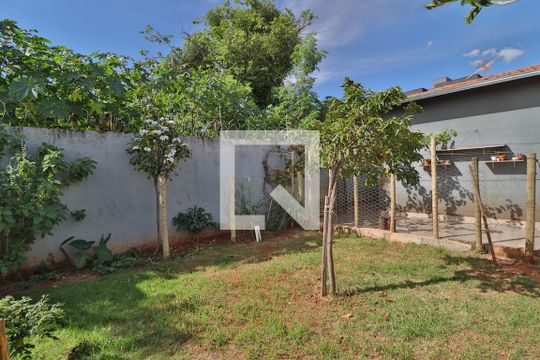 Quintal de casa para alugar com 3 quartos, 160m² em Santa Mônica, Uberlândia