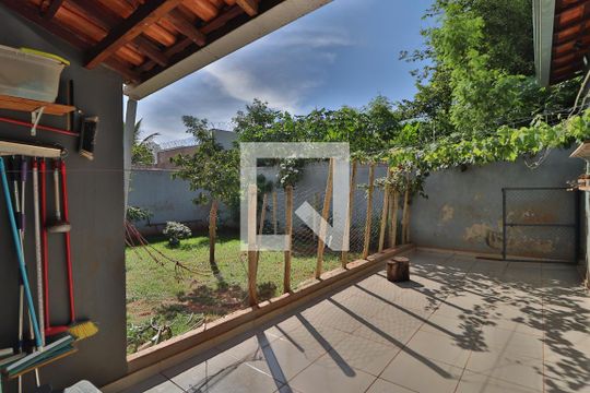 Quintal de casa para alugar com 3 quartos, 160m² em Santa Mônica, Uberlândia