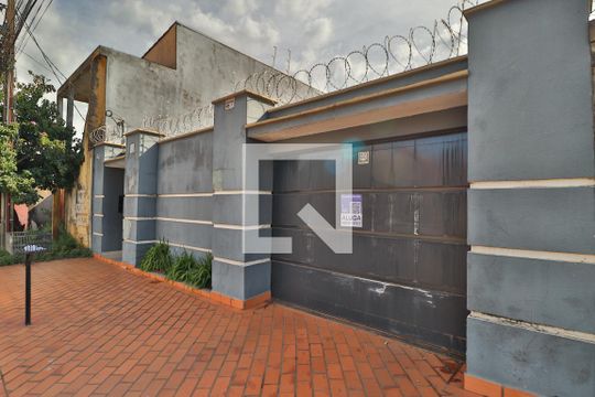 Fachada de casa para alugar com 3 quartos, 160m² em Santa Mônica, Uberlândia
