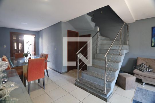 Sala de casa de condomínio à venda com 2 quartos, 82m² em Niterói, Canoas