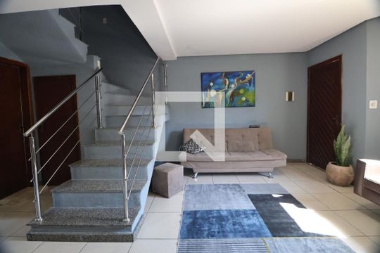 Sala de casa de condomínio à venda com 2 quartos, 82m² em Niterói, Canoas