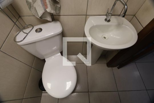 Lavabo de casa de condomínio à venda com 2 quartos, 82m² em Niterói, Canoas