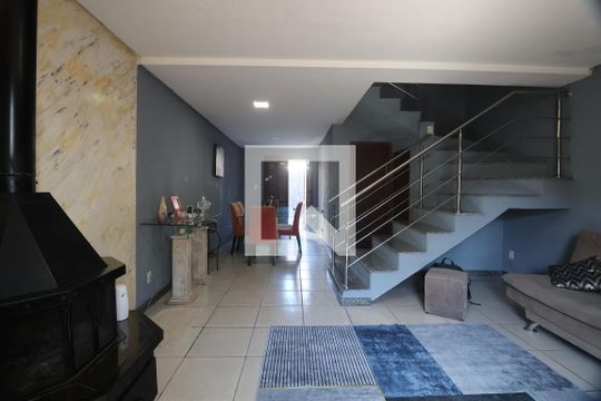 Sala de casa de condomínio à venda com 2 quartos, 82m² em Niterói, Canoas