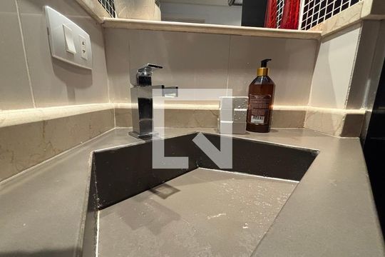 Banheiro social de apartamento para alugar com 1 quarto, 85m² em Copacabana, Rio de Janeiro