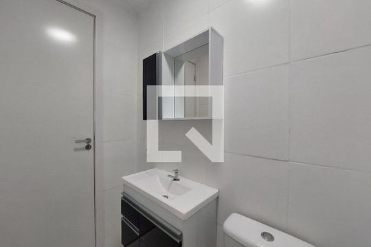 Banheiro de apartamento para alugar com 2 quartos, 33m² em Veleiros, São Paulo