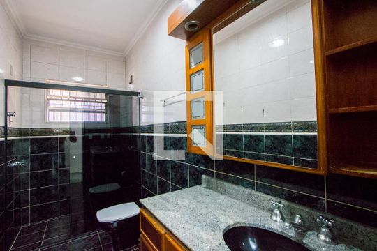 Banheiro social de casa para alugar com 3 quartos, 210m² em Parque Bandeirante, Santo André