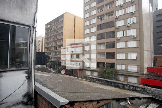 Cozinha + Área de Serviço Vista de apartamento para alugar com 2 quartos, 56m² em Cidade Baixa, Porto Alegre