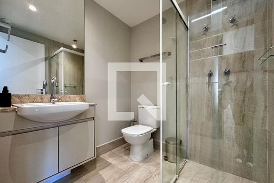 Banheiro de kitnet/studio para alugar com 1 quarto, 24m² em Santo Amaro, São Paulo