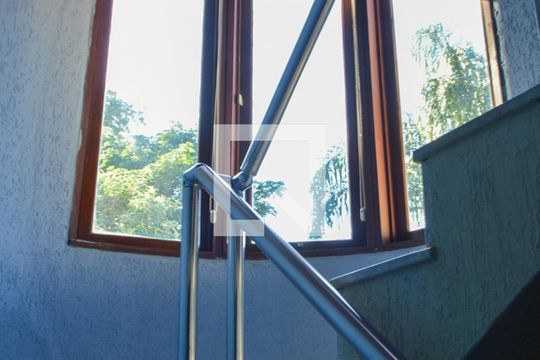 Escada de casa de condomínio para alugar com 4 quartos, 600m² em Pechincha, Rio de Janeiro