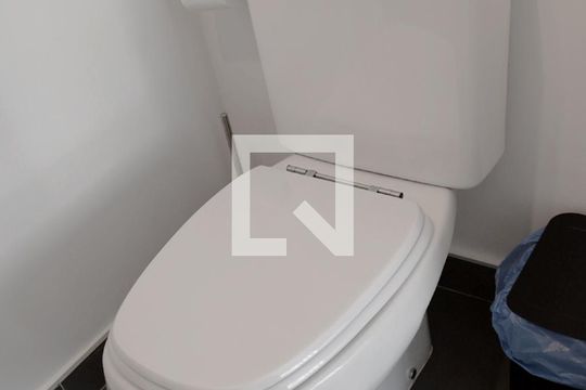 Banheiro de kitnet/studio para alugar com 1 quarto, 29m² em Pinheiros, São Paulo