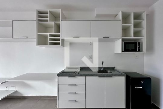 Cozinha de kitnet/studio para alugar com 0 quarto, 28m² em Campo Belo, São Paulo