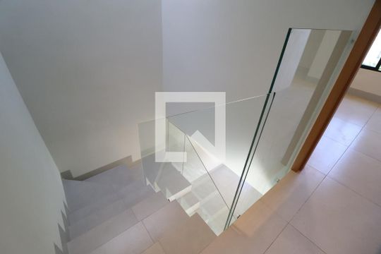 Escada de casa para alugar com 2 quartos, 85m² em Shopping Park, Uberlândia
