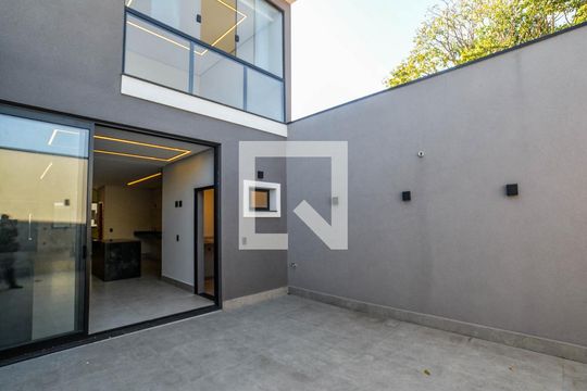 Quintal de casa à venda com 3 quartos, 180m² em Vila Alto de Santo Andre, Santo André
