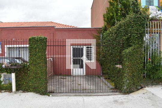 Fachada de casa para alugar com 1 quarto, 38m² em Cajuru, Curitiba