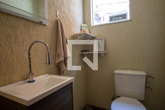 Lavabo de casa de condomínio para alugar com 3 quartos, 150m² em Vargem Grande, Rio de Janeiro