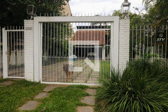 Fachada de casa à venda com 5 quartos, 500m² em Vila Conceição, Porto Alegre