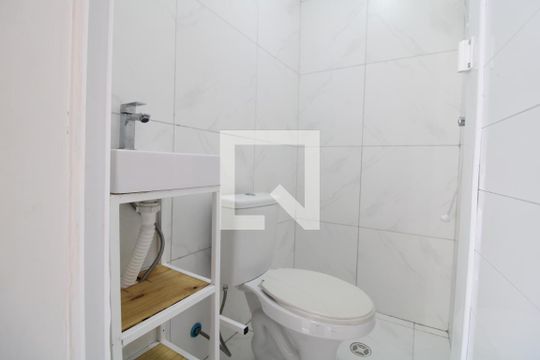 Banheiro de kitnet/studio para alugar com 1 quarto, 13m² em Jardim Taquaral, São Paulo