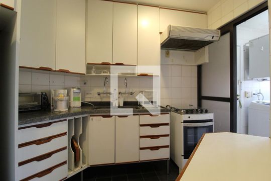 Cozinha de apartamento à venda com 3 quartos, 220m² em Indianópolis, São Paulo