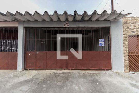 Fachada de casa para alugar com 1 quarto, 42m² em Cidade Nitro Operária, São Paulo