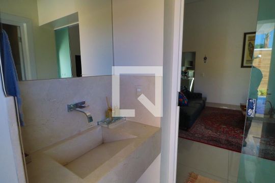 Lavabo de casa de condomínio para alugar com 5 quartos, 400m² em Gávea, Uberlândia