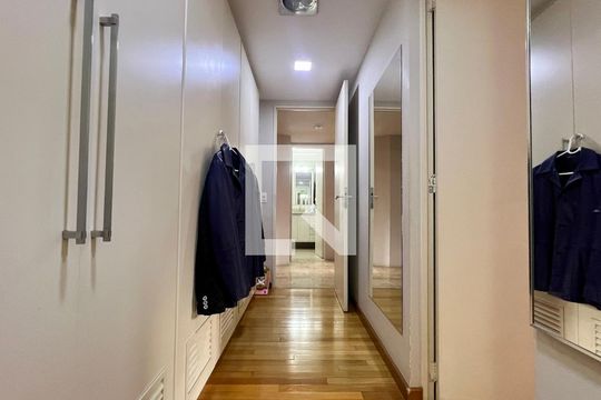 Closet da suíte de apartamento para alugar com 3 quartos, 117m² em Pinheiros, São Paulo