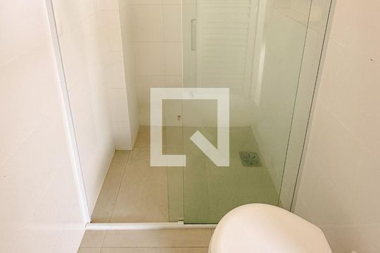 Banheiro de apartamento para alugar com 1 quarto, 40m² em Ingleses Norte, Florianópolis