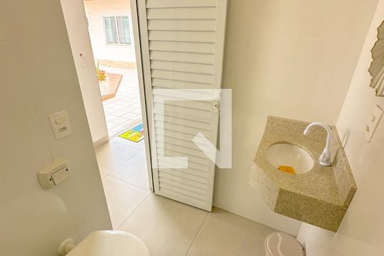 Banheiro de apartamento para alugar com 1 quarto, 40m² em Ingleses Norte, Florianópolis