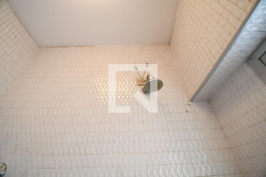 Banheiro de serviço de apartamento para alugar com 1 quarto, 72m² em Cambuí, Campinas