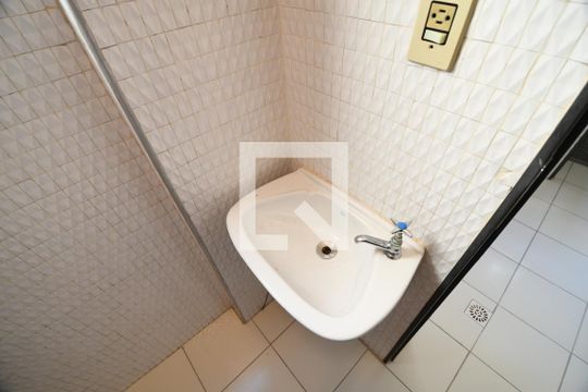 Banheiro de serviço de apartamento para alugar com 1 quarto, 72m² em Cambuí, Campinas