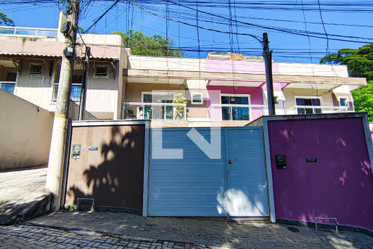 Fachada de casa à venda com 3 quartos, 150m² em Taquara, Rio de Janeiro