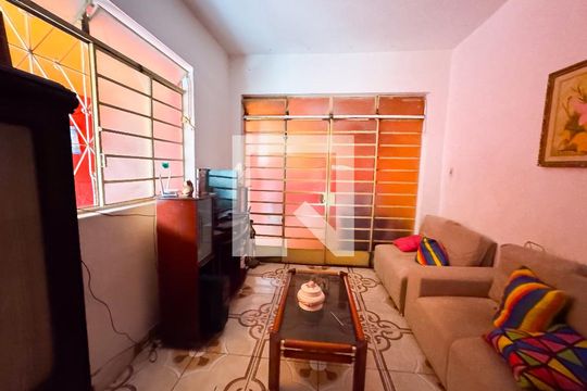 Sala de casa à venda com 4 quartos, 360m² em Flamengo, Contagem