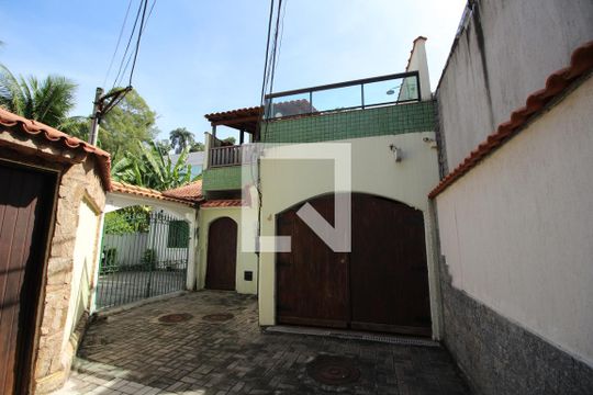 Fachada de casa à venda com 2 quartos, 130m² em Freguesia (jacarepaguá), Rio de Janeiro