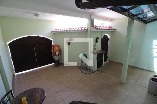 Garagem de casa à venda com 2 quartos, 130m² em Freguesia (jacarepaguá), Rio de Janeiro