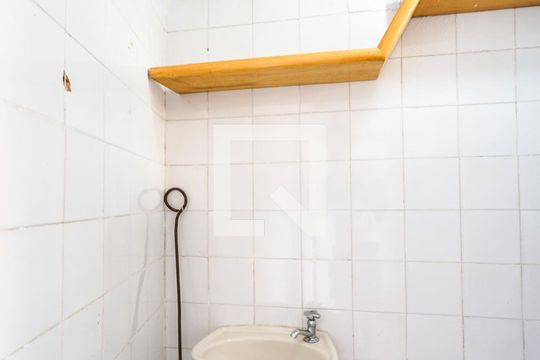 Banheiro da garagem de casa à venda com 2 quartos, 120m² em Vila Antonina, São Paulo