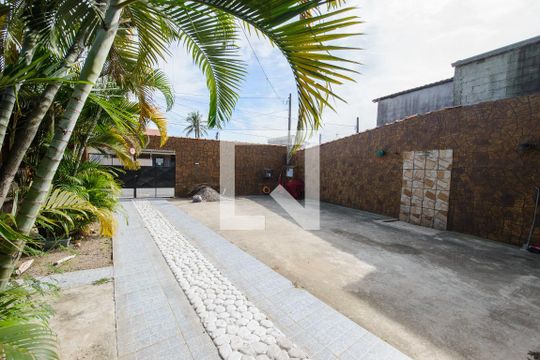 Quintal e garagem de casa para alugar com 3 quartos, 360m² em Jardim das Bandeiras, Taubaté