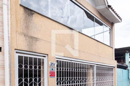 Fachada de casa à venda com 3 quartos, 250m² em Jardim Planalto, Carapicuíba