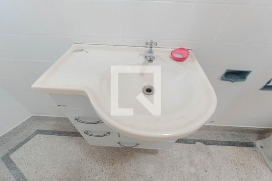 Banheiro de apartamento para alugar com 2 quartos, 75m² em Bela Vista, São Paulo