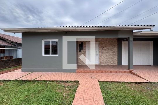 Quintal de casa à venda com 3 quartos, 110m² em Santos Dumont, São Leopoldo