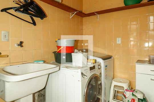 Área de Serviço de casa à venda com 3 quartos, 226m² em Jardim Sabará, Porto Alegre