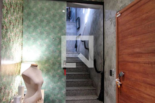 Hall da escada de casa de condomínio para alugar com 4 quartos, 560m² em Itanhangá, Rio de Janeiro