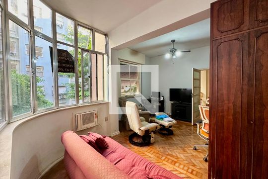 Quarto 1 de apartamento à venda com 4 quartos, 213m² em Leme, Rio de Janeiro