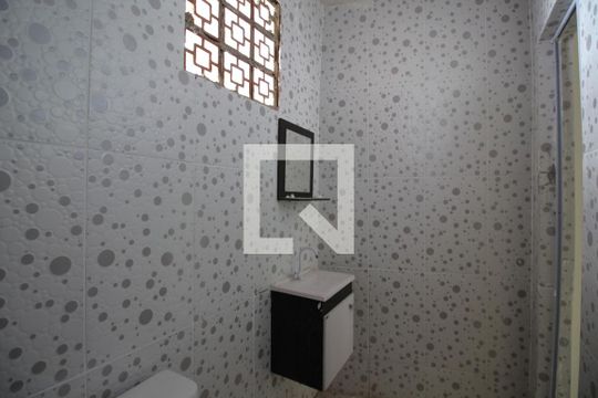 Banheiro de kitnet/studio para alugar com 1 quarto, 25m² em Taquara, Rio de Janeiro
