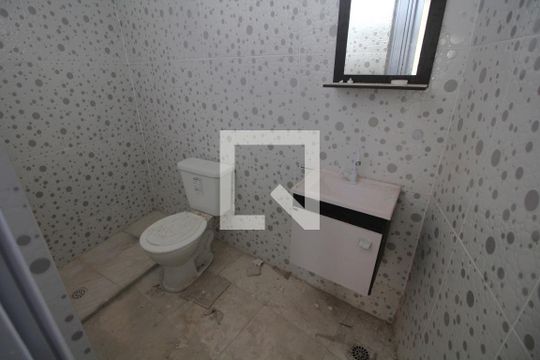 Banheiro de kitnet/studio para alugar com 1 quarto, 25m² em Taquara, Rio de Janeiro